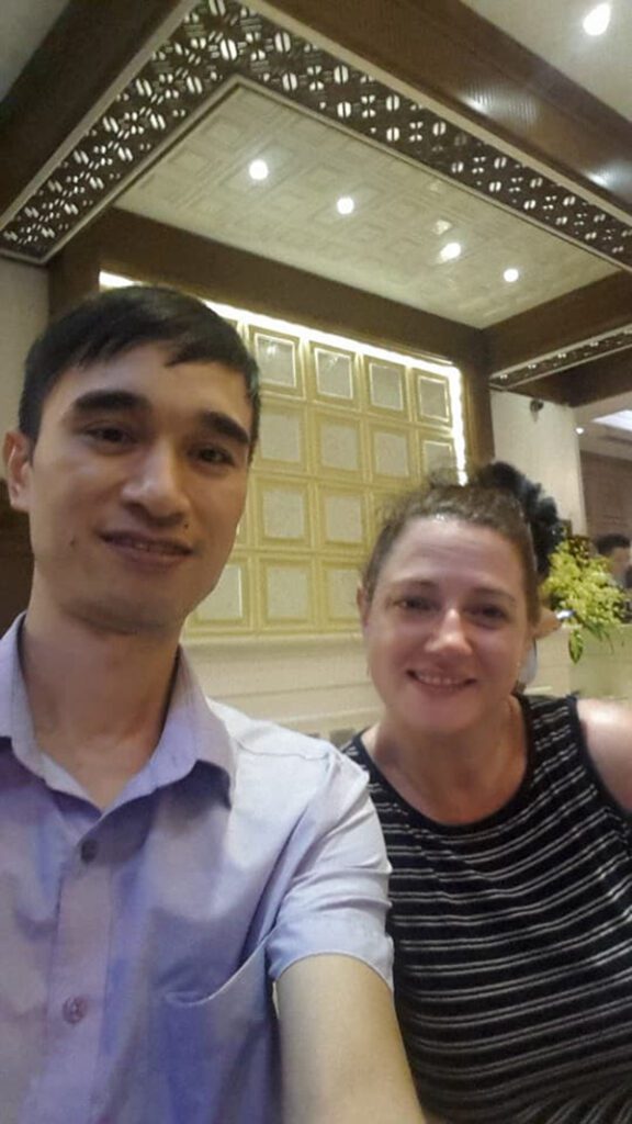 Alex prend un selfie avec un client magnifique