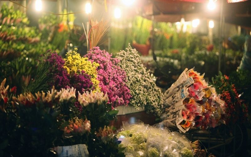 Acheter des fleurs au marché de nuit Ho Thi Ky est une expérience intéressante à Saïgon