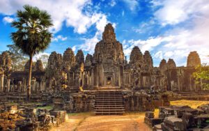 Angkor Thom – Ancienne capitale khmère avec ses impressionnantes ruines, ses tours sculptées et son architecture majestueuse sous un ciel bleu éclatant