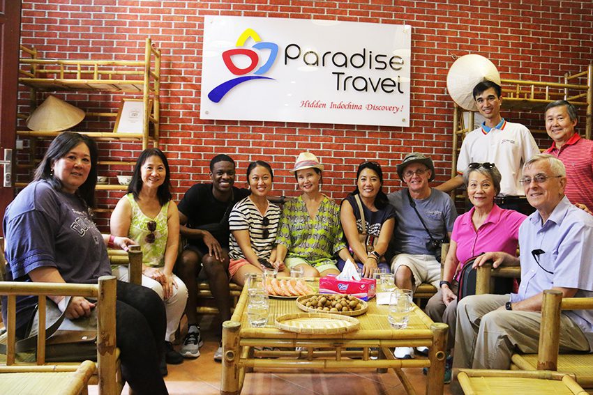 Alex et les clients à Paradise Travel