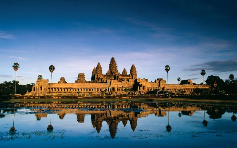 Angkor Wat – Temple emblématique du patrimoine khmer, reflété dans un bassin au lever ou au coucher du soleil, offrant une vue majestueuse et sereine