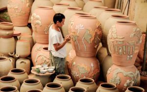 Artisans du village de poterie de Bat Trang