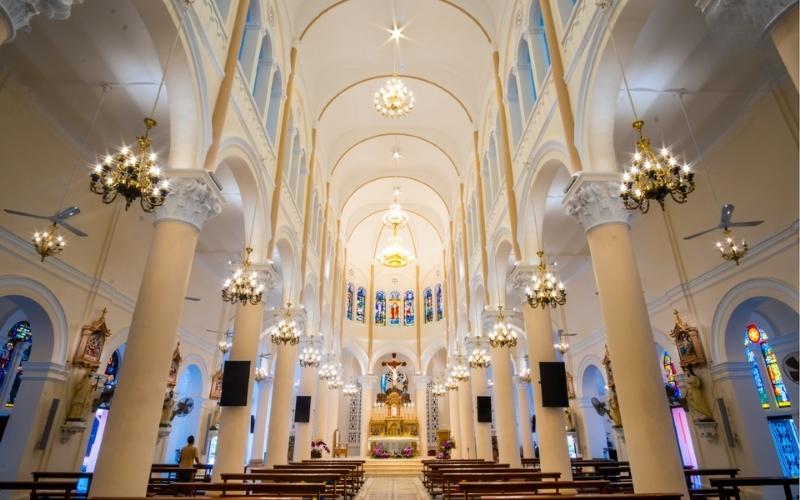 Architecture intérieure de l'Église de Tan Dinh à Ho Chi Minh-Ville, Saïgon, Vietnam,