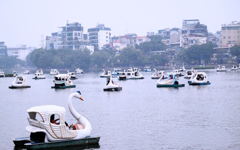 Bateau-cygne sur le lac, Lac Truc Bach, Hanoï, Vietnam