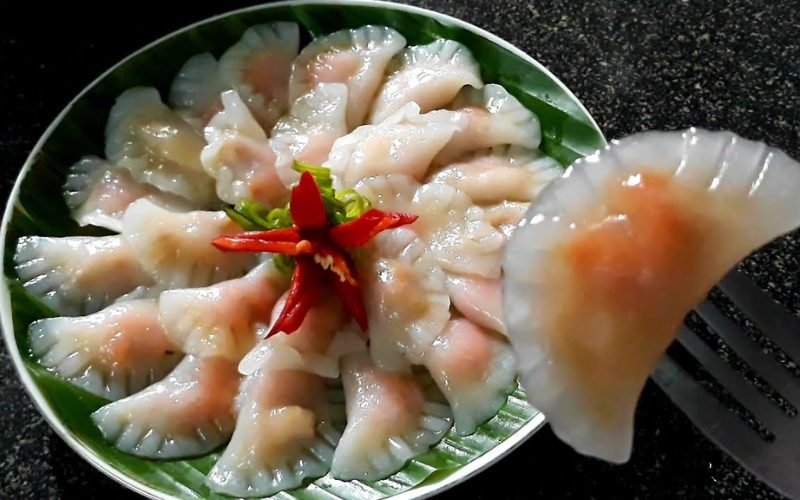 Assiette de bánh tai, spécialité de Phu Tho en forme d’oreille de porc, garnie de porc haché, présentée avec un piment rouge décoratif au centre