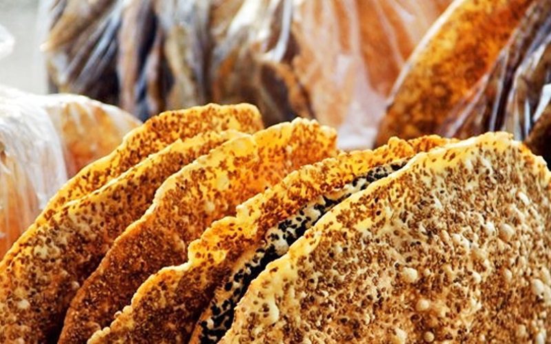 Gros plan sur des bánh đa Kế, grandes galettes de riz croustillantes parsemées de graines de sésame
