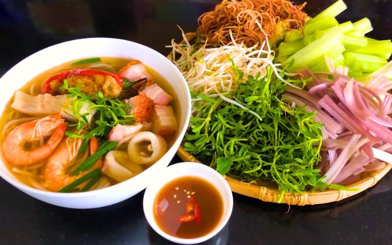 Bún mắm (Soupe de nouilles au poisson fermenté)