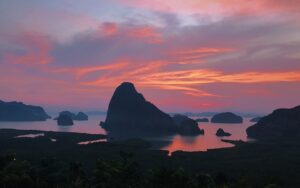 Lever de soleil spectaculaire sur la baie de Phang Nga depuis le point de vue de Samet Nangshe à Phuket, avec des formations karstiques en silhouettes.