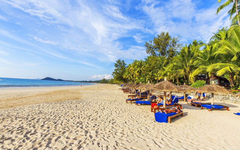 Bronzer sur la plage de Ngapali