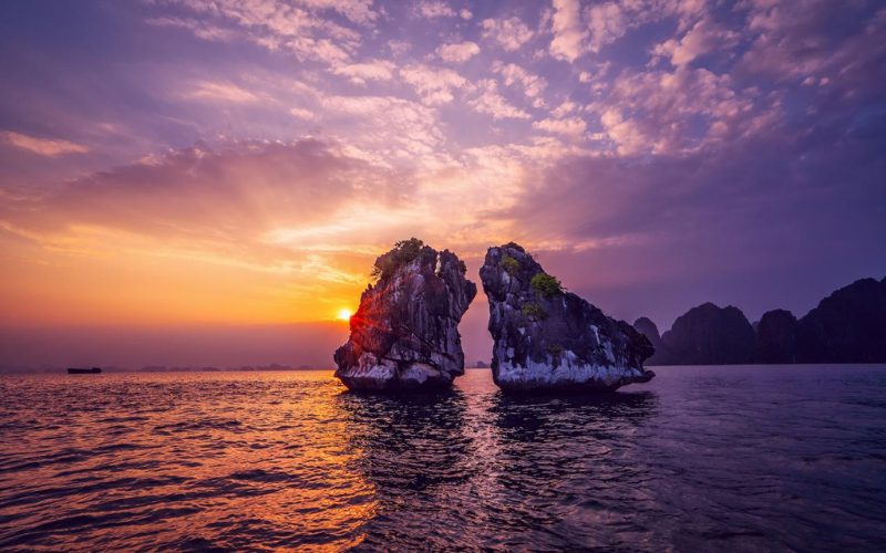 Baie d'Halong au coucher du soleil