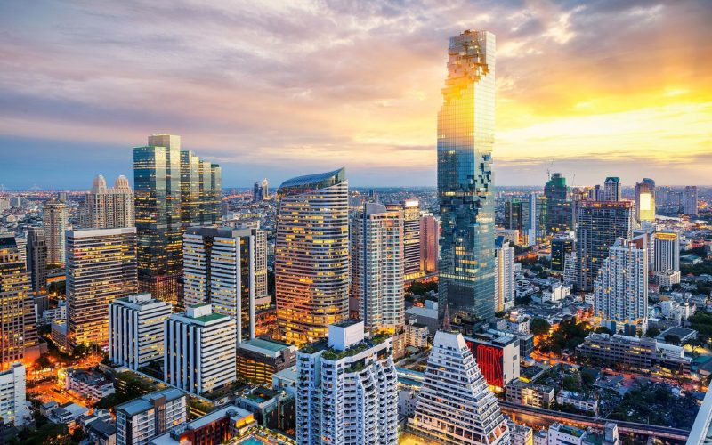 Vue panoramique de Bangkok au coucher du soleil, avec ses gratte-ciel modernes et son architecture urbaine emblématique