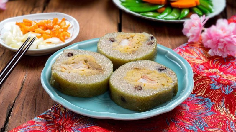 Banh Tet avec sa garniture salée de haricots mungo et de porc.
