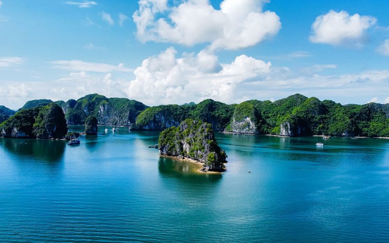 Vue aérienne spectaculaire de la baie de Lan Ha à Cat Ba, avec ses îlots rocheux verdoyants entourés d’une mer turquoise paisible
