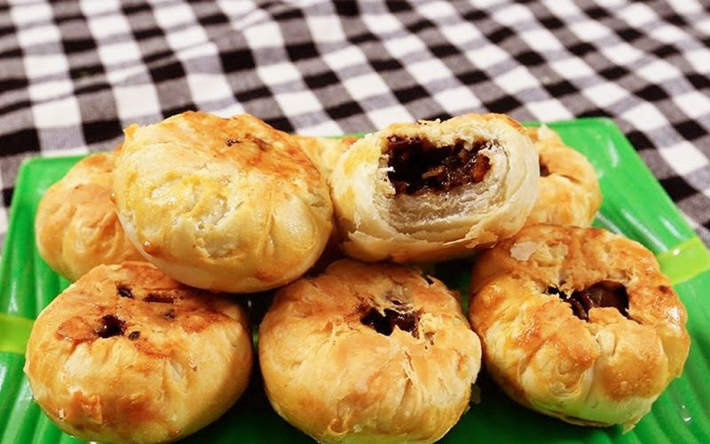 Assortiment de brioches traditionnelles xíu páo de Nam Dinh, à la pâte feuilletée dorée et croustillante, garnies de porc mariné parfumé aux cinq épices