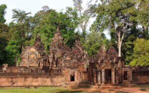 Banteay Srey qui signifie la citadelle des femmes ou de la fortune est un temple hindouiste.