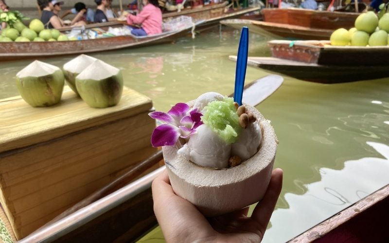 Crème de noix de coco au riz gluant - Une spécialité à essayer dans les marchés flottants en Thaïlande