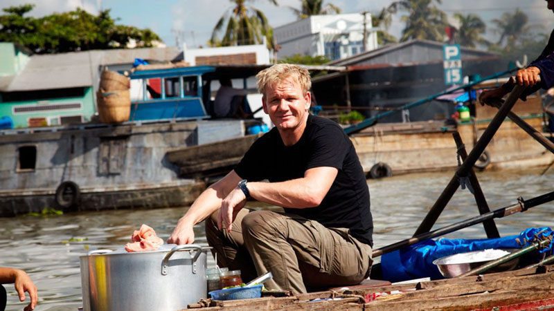 Chef Gordon Ramsay lors de sa visite au marché flottant de Cai Rang