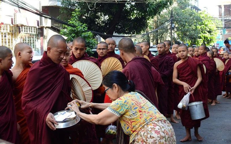 Cérémonie d'aumône - Mandalay