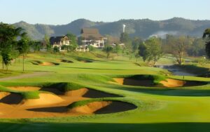 Vue panoramique du Chiang Mai Highlands Golf and Spa Resort, avec ses fairways verdoyants, ses bunkers stratégiques et un paysage montagneux en arrière-plan