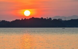 Coucher de soleil à la plage de Maung Ma Gan