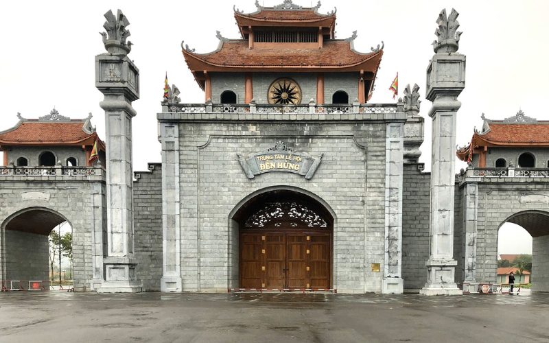 Entrée monumentale du centre du festival du temple des rois Hung à Phu Tho, avec une architecture traditionnelle vietnamienne en pierre et toits en tuiles rouges