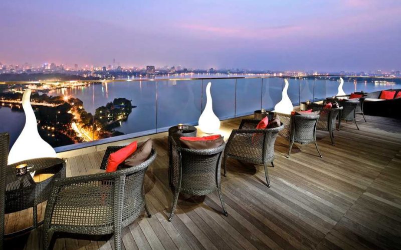 Cafe avec vue du lac Truc Bach