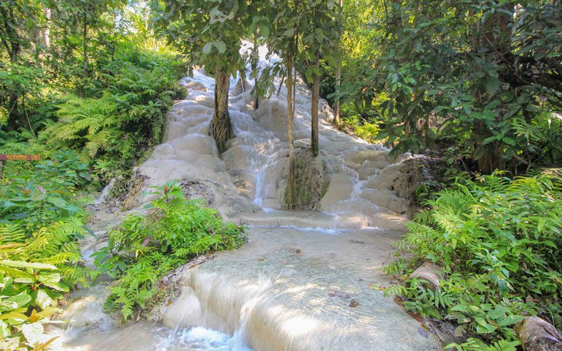 Les enfants s'amuseront à escalader les cascades naturellement collantes de Bua Tong