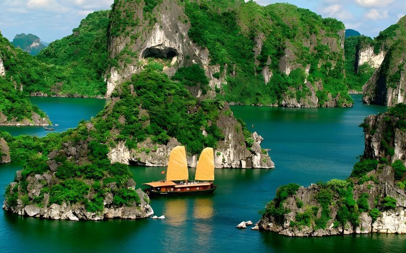 Croisière dans la baie d'Halong, Halong