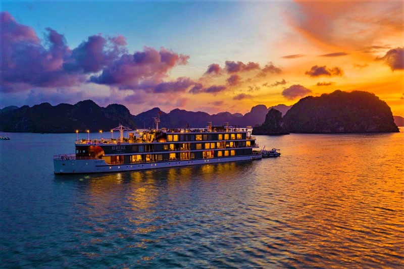 Coucher du soleil dans la baie d'Halong