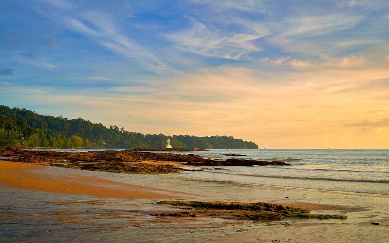 Chercher des dauphins lors d'une croisière au coucher du soleil le long de la côte de Khao Lak