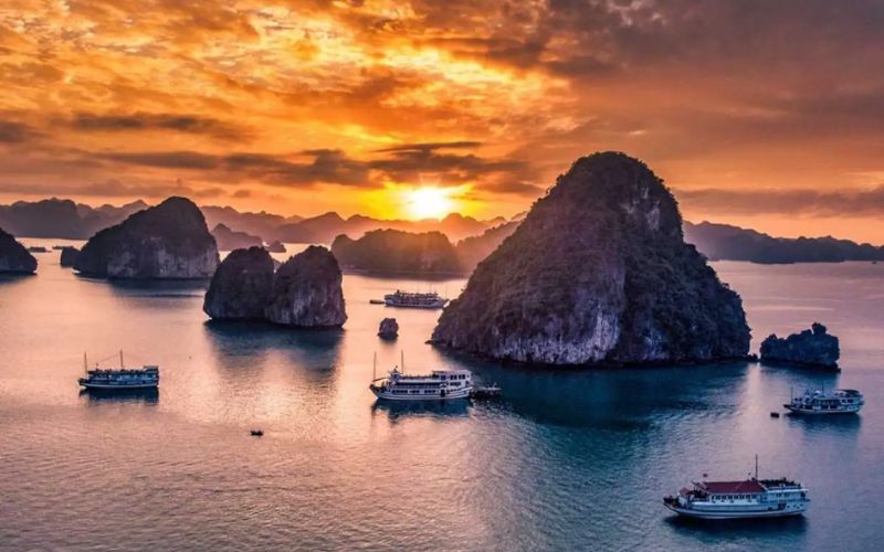 Coucher du soleil dans la baie d'Halong