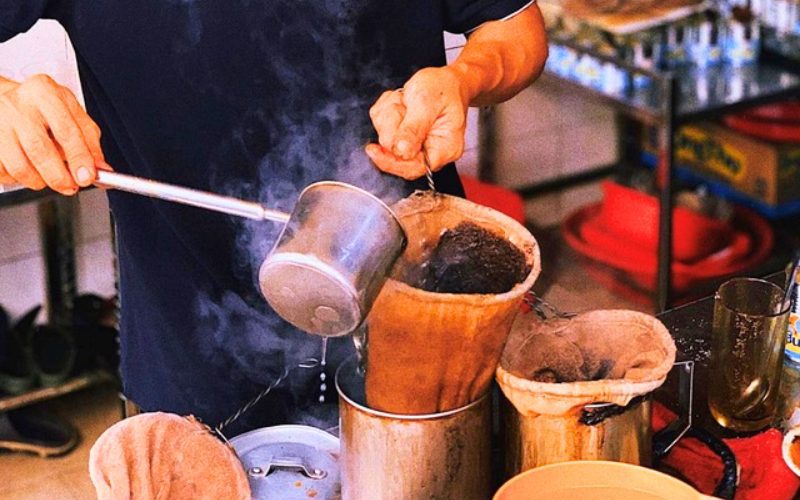 Café de raquette en tissu est une distinction de Saïgon dans la rue piétonne Bui Vien