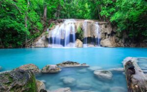 Cascade d’Erawan à Kanchanaburi, Thaïlande, entourée de forêt luxuriante et bassin d’eau turquoise