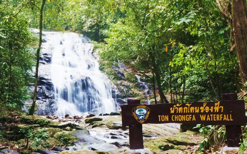 Cascade Ton Chong Fa au parc national de Lam Ru Khao Lak