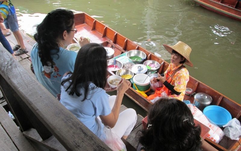 Dégustation d'un repas le long de la rivière au marché flottant de Tailing Chan