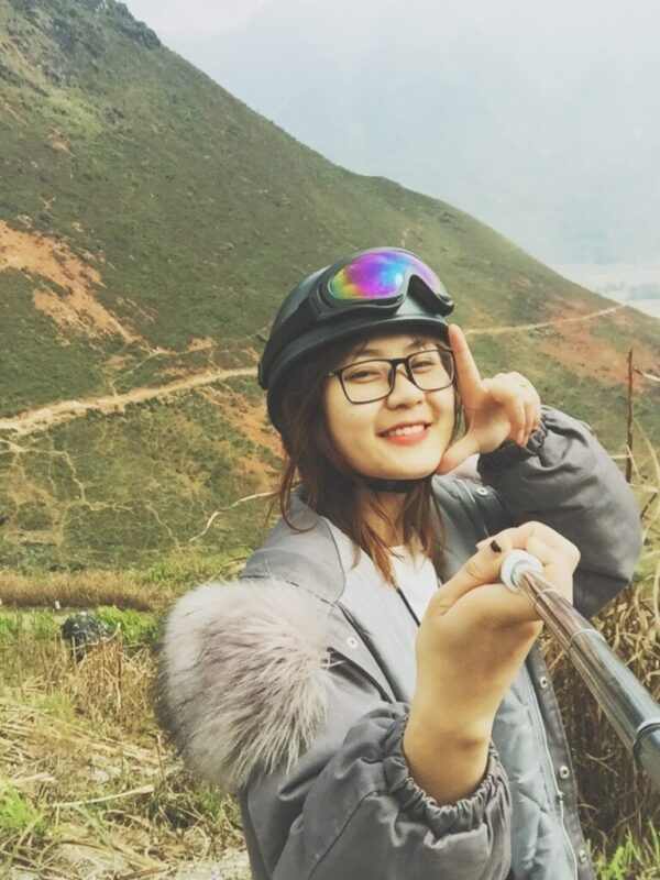 Derrière moi, c'est le petit sentier à traverser de Ha Giang