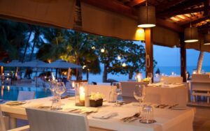 Dîner romantique aux chandelles sur la plage de Choengmon