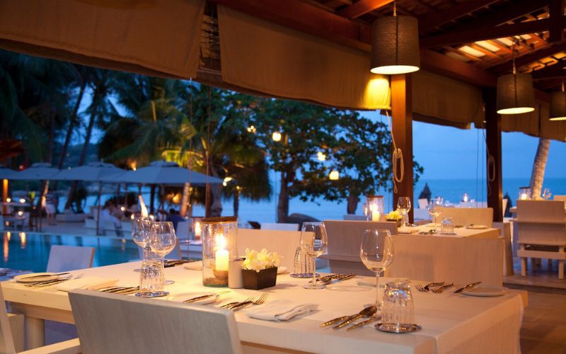 Dîner romantique aux chandelles sur la plage de Choengmon