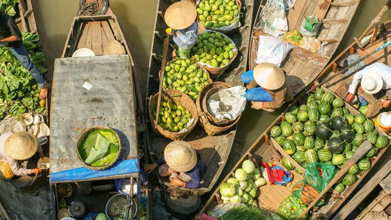 Des bateaux chargés de produits locaux