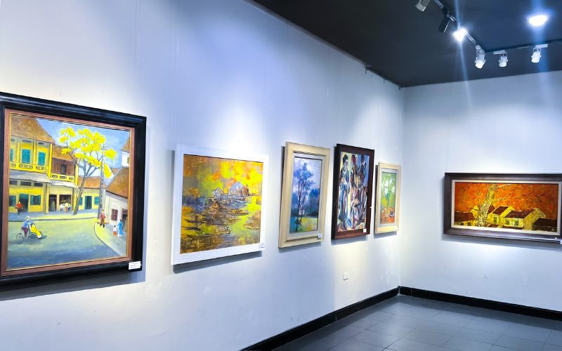 Des peintures de toutes sortes sont exposées au Musée