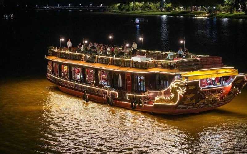Dîner sur le dragon bateau, Rivière des Parfums, Hue