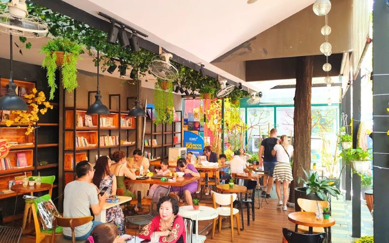 Déguster un café à la Rue des livres Nguyen Van Binh