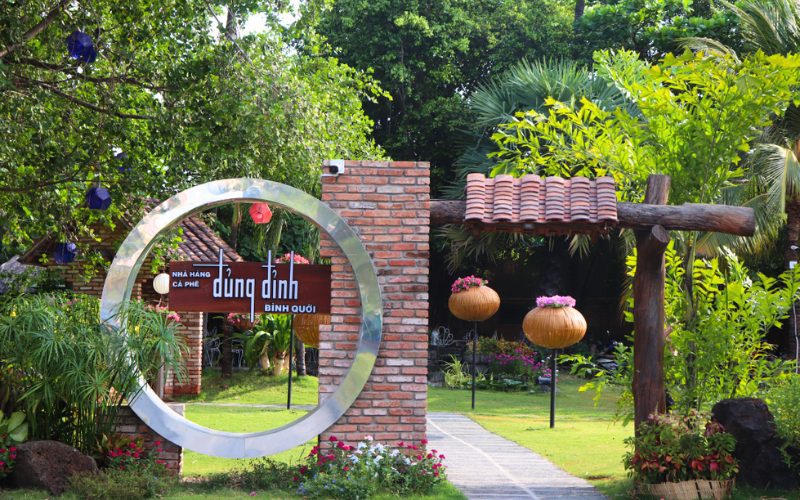 Essayez de délicieuses boissons aux restaurants Café Đủng Đỉnh dans le village touristique Binh Quoi 3