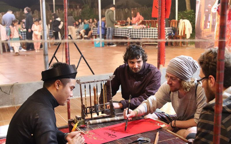 Expérience de calligraphie vietnamienne à Hanoï - Têt Nguyen Dan