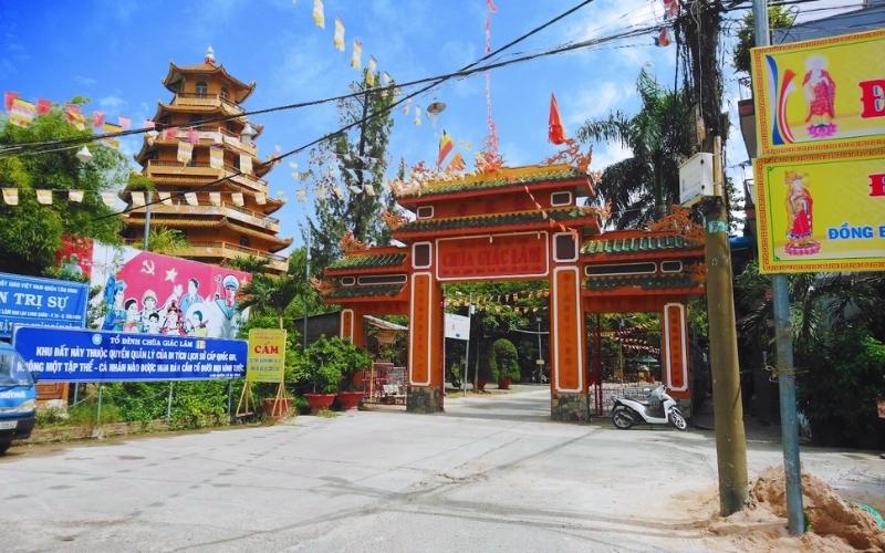Entrée de la Pagode Giac Lam avec la vue du Stupa des Reliques