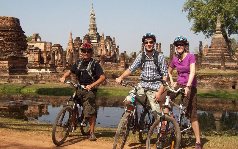 Faire du vélo dans le parc historique de Sukhothai
