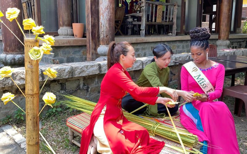 Faire des fleurs à partir de matériaux naturels au Musée