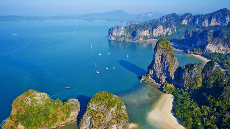 Faites de l'escalade sur les falaises près de la plage de Hat Tham Phra Nang.