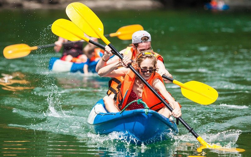 Faire du kayak dans la baie d'Halong