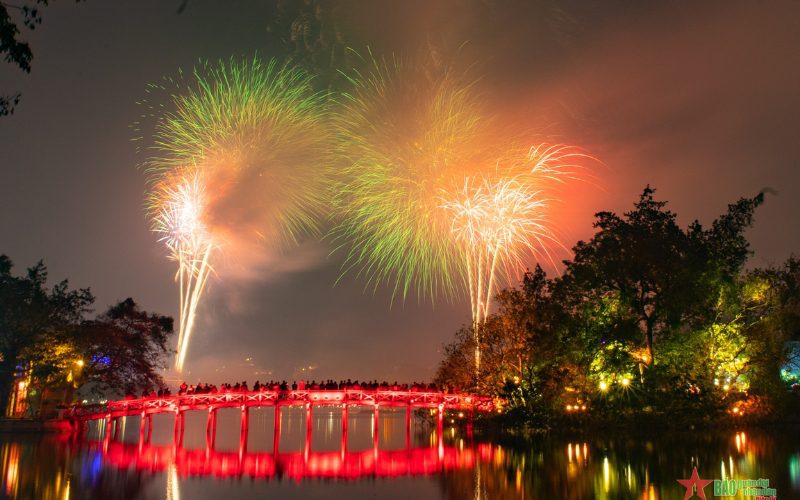 Feux d’artifice éclatant au-dessus du pont rouge Huc sur le lac Hoan Kiem à Hanoï pendant la nuit du Têt, célébrant le Nouvel An lunaire vietnamien